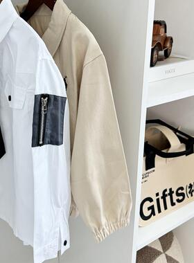 现代高级样板房儿童房衣帽间棕色系衣橱男孩服饰搭配摆件童鞋装饰