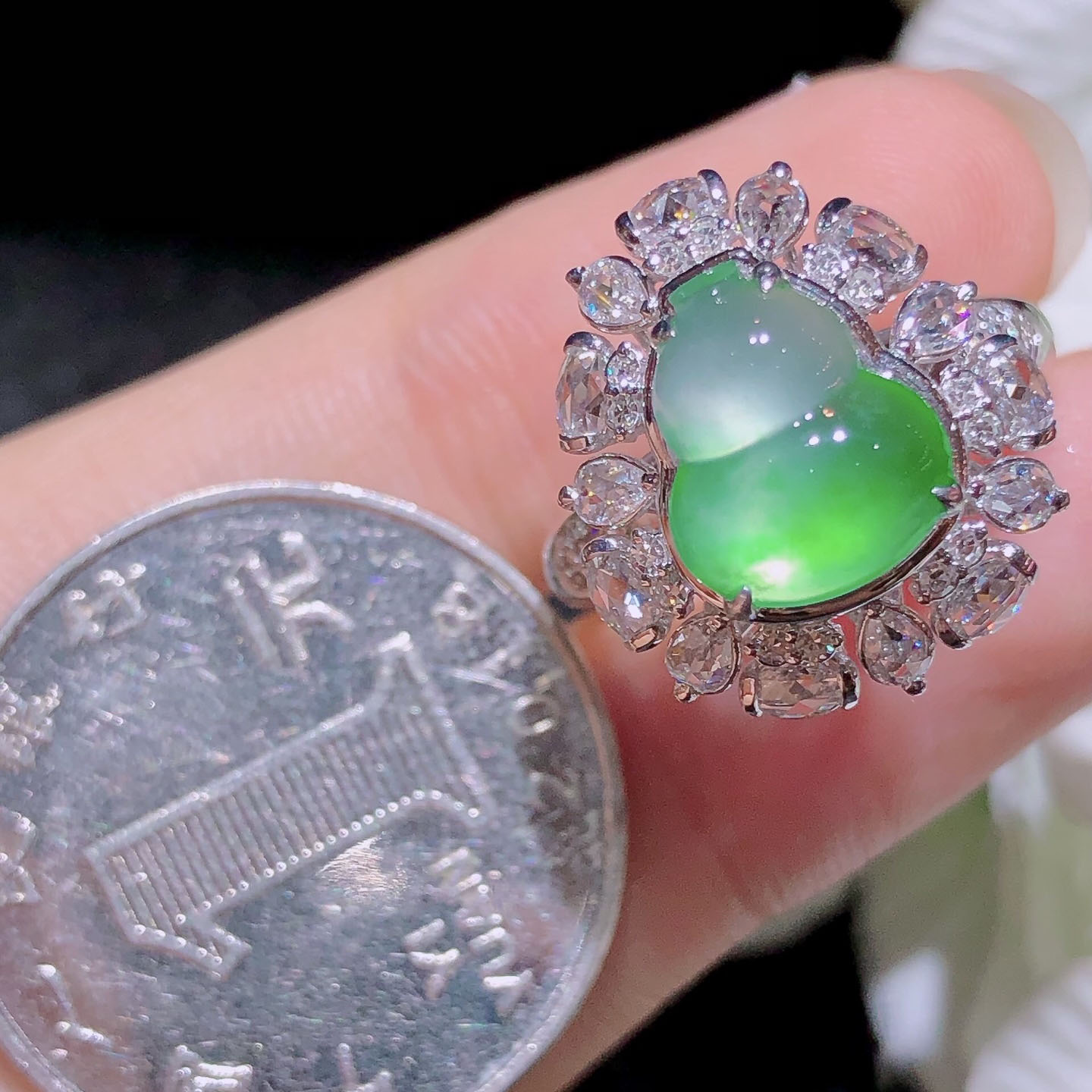 Emperor Cuiqin's ice floating green gourd ring, 18k gold diamond inlaid with natural A grade jadeite, full and translucent.