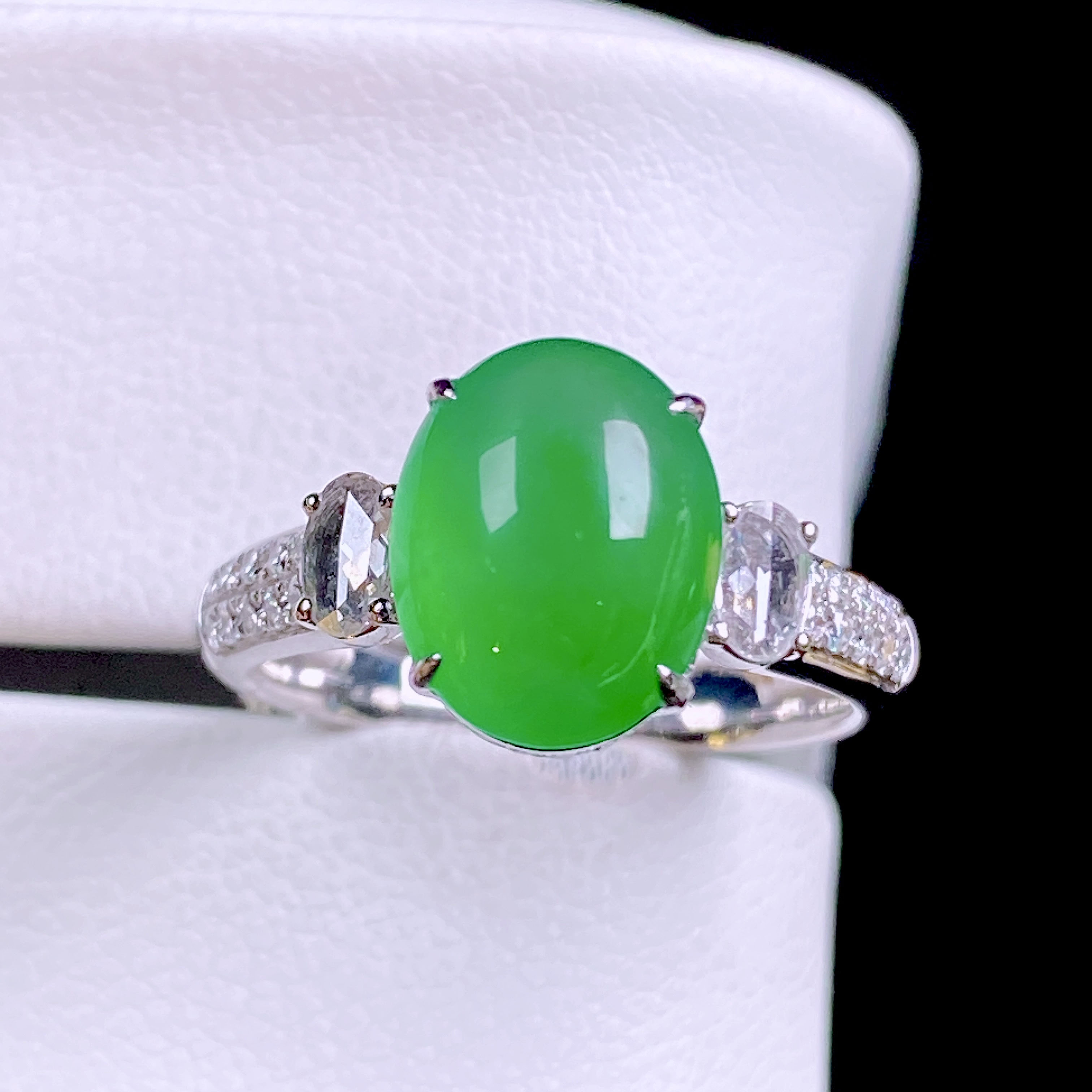 Cuiqin Emperor Bingyang Green Cabochon Ring 18k gold diamond inlaid with natural A-grade jadeite full and translucent