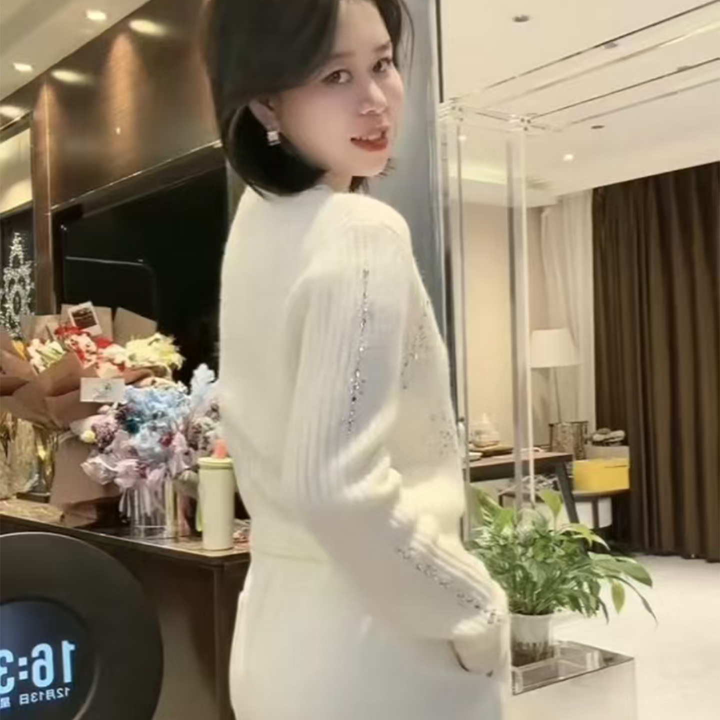 韩系高级感重工烫钻圆领拉链针织开衫女时尚气质百搭显瘦毛衣外套,淘宝优惠券,粉丝福利购,淘宝优惠卷