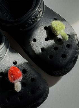 crocs洞洞鞋花毛毡彩色蘑菇鞋扣