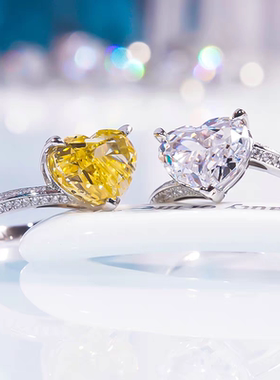 D色莫桑石扭臂三色爱心戒指