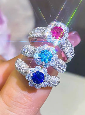 群镶花苞红宝石蓝钻戒指