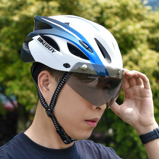 Cycling helmet with visor