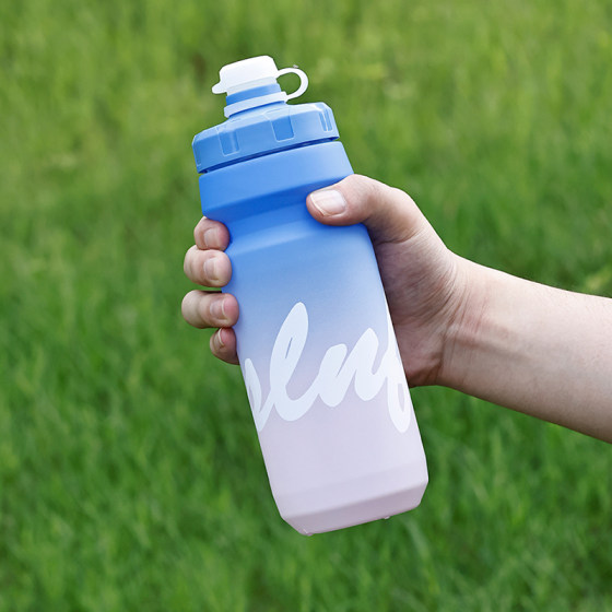 Vibrant contrasting color cycling water bottle