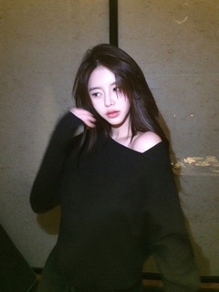 Xiaojiujiu wine black hot girl unique and good-looking long-sleeved off-shoulder top 2026 new women's clothing