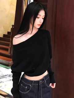 Xiaojiujiu wine black unique and unique design slanted shoulder top 2026 hot girl temperament bottoming shirt