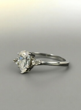 三生石水滴一克拉梨形戒指