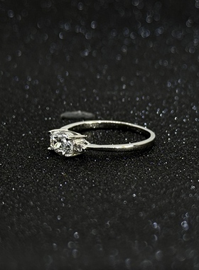 横版三石椭圆1克拉戒指