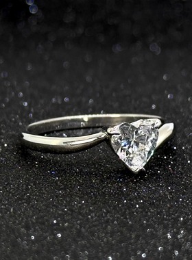 光托扭臂心形1克拉桃心戒指