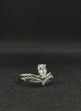 鹭羽水滴一克拉梨形戒指