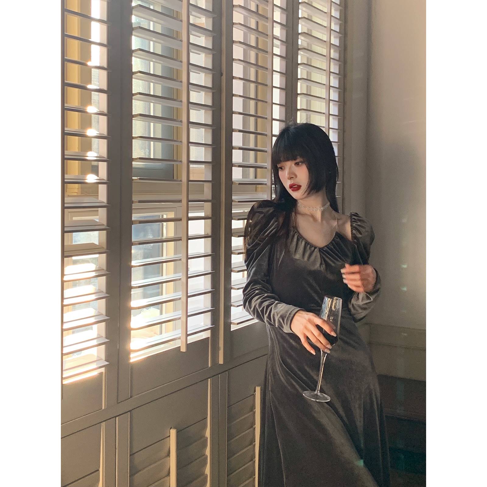 乌龙羊/法式灰色吊带连衣裙女秋季长袖丝绒长裙仙女显瘦打底裙子