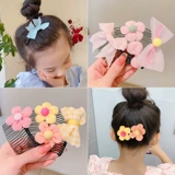 Детские волосы расчесывают сетевые рыжеволочные волосы, сломанные волосы, органический артефакт, маленькая девочка, расчесала детскую расческу, расчесывание, расчесывание