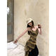 ສາວຮ້ອນນຸ່ງເສື້ອ halter ບໍ່ສະຫມໍ່າສະເຫມີຈາກຫນ້າຫາຫລັງ