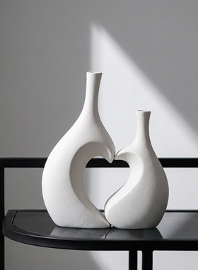 极简风白色陶瓷爱心花瓶摆件
