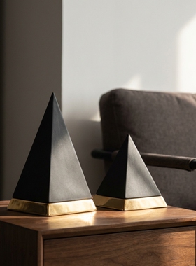 现代简约金色底座三角摆件