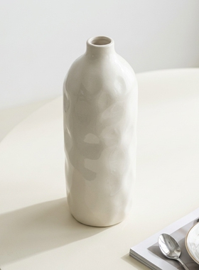 极简风白色陶瓷花瓶设计师款