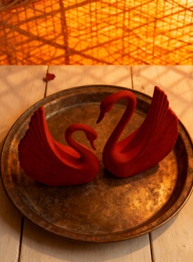 红色天鹅心形摆件一对婚庆礼品