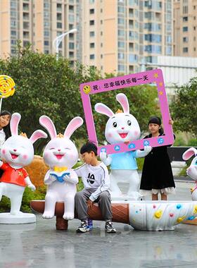 户外卡通兔子玻璃钢雕塑动物座椅幼儿园拍照打卡商场布置装饰摆件