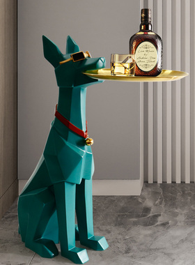 客厅沙发旁大型落地狗