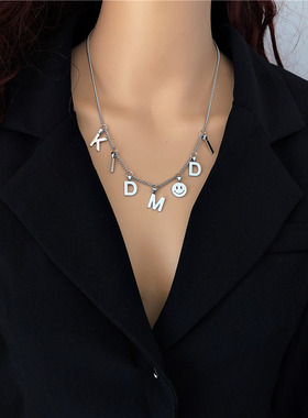 我们恋爱夏侯政一小黑储镒恬同款字母项链简约钛钢情侣毛衣链配饰