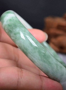 新疆包邮豆种翡翠手镯正品天然贵州翠玉手镯女款浅绿色飘花玉石玉
