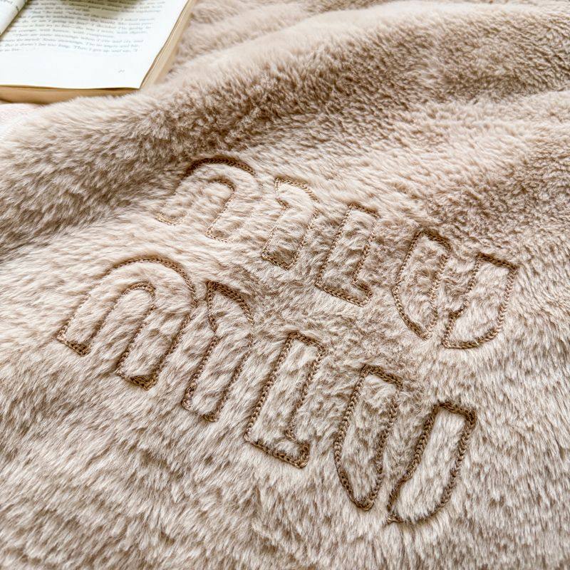 新疆包邮抱枕被子两用冬天加厚客厅沙发靠枕午睡毯子二合一车用折,淘宝优惠券,粉丝福利购,淘宝优惠卷