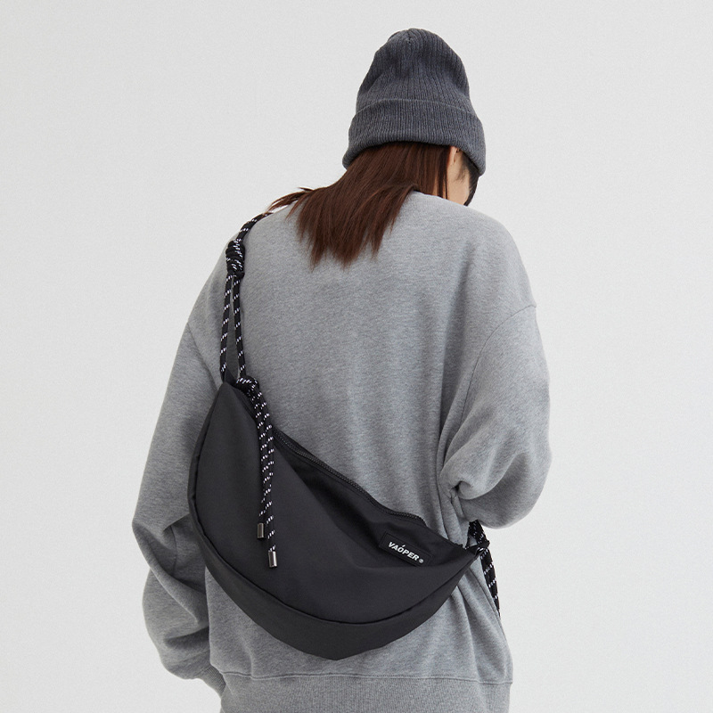VAOPER喂牌潮牌斜挎包男休闲单肩包运动饺子包女大容量挎包通勤包 - 图2