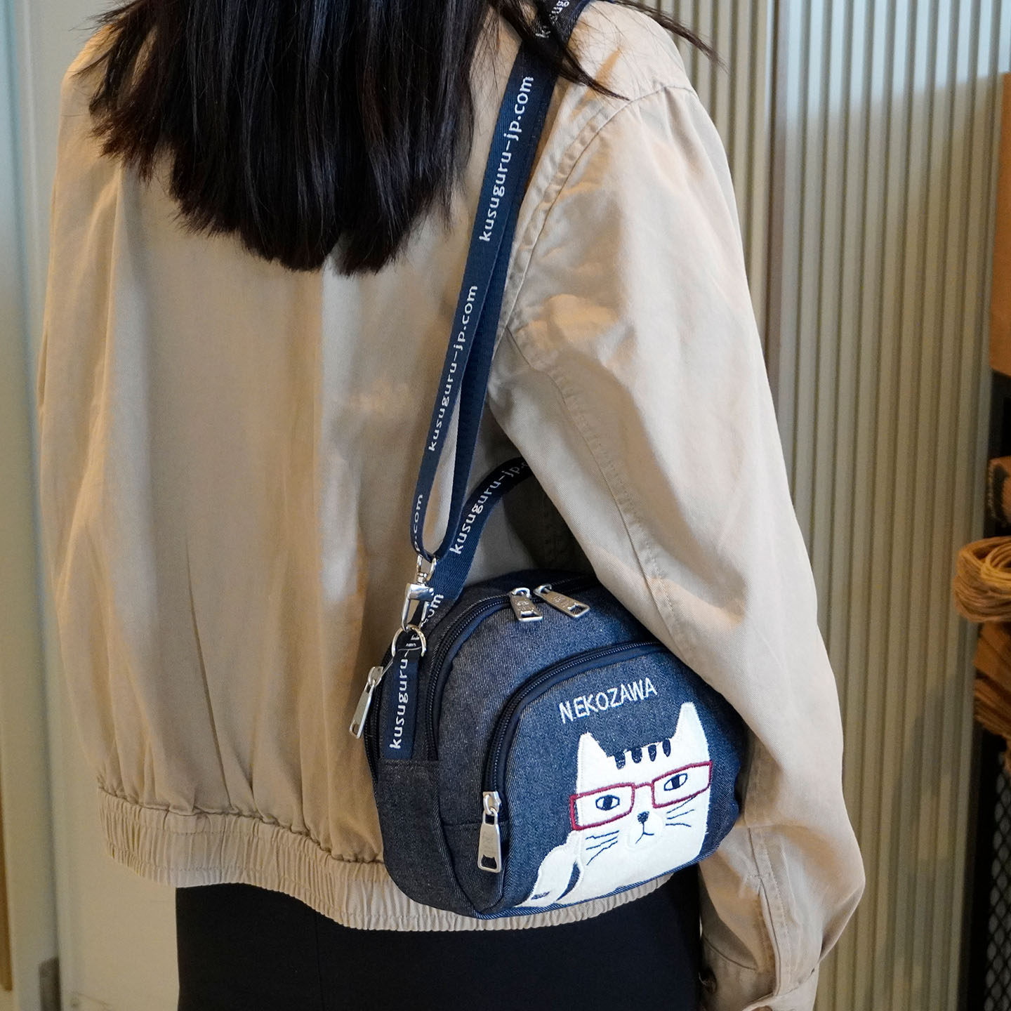可放相机 日本正品多隔层超实用斜挎包多分层拉链手提包刺绣猫咪,淘宝优惠券,粉丝福利购,淘宝优惠卷