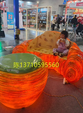 网红打卡拍照巨型仿真牛角包桌子座椅模型雕塑定制玻璃钢面包摆件