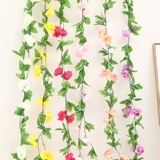 Симуляция розовая фальшивая виноградная лоза Пластическая виноградная лоза, обернутая вокруг воздушных кондиционеров в гостиной, чтобы покрыть декоративные виноградные зеленые растения