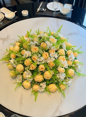 高端大圆桌中间摆花餐桌花酒店转