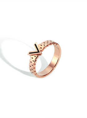 钛钢V字母戒指女电镀18K玫瑰金色