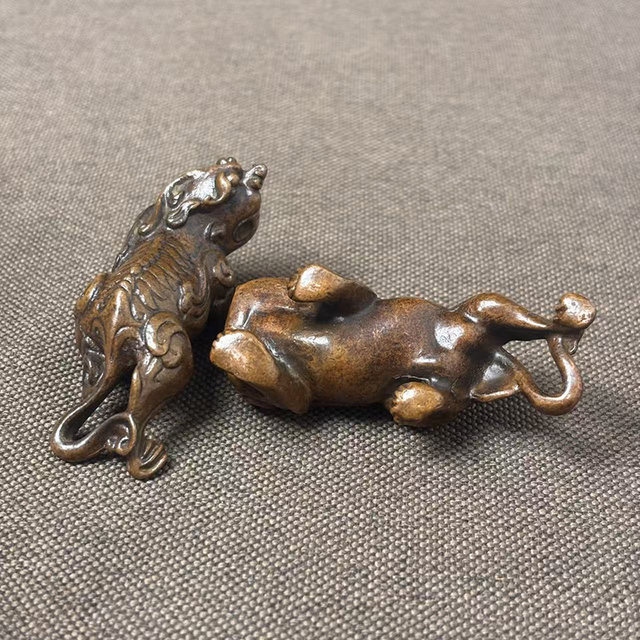 Antique antique pure copper copper solid lucky Pixiu desktop ornaments leather handle pieces retro furnishings old objects