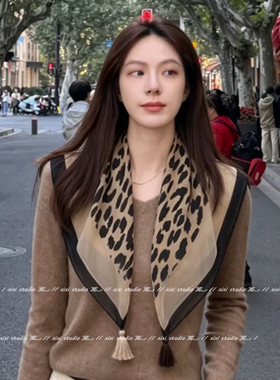 松弛感棕色豹纹流苏丝巾披肩秋季