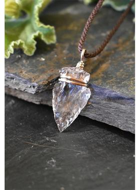 2025冰棱 冰柱 创意天然白水晶男女士项链 欧美ins原石雕刻箭头