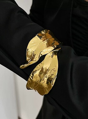 金属打结开口弹簧手镯女款高级感不规则肌理感褶皱镯子宽荆棘手环