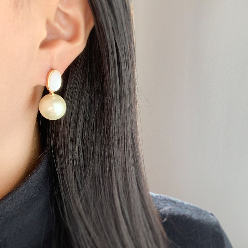 奥米迪奥双色白贝母珍珠吊坠感耳钉 aomidior耳钉