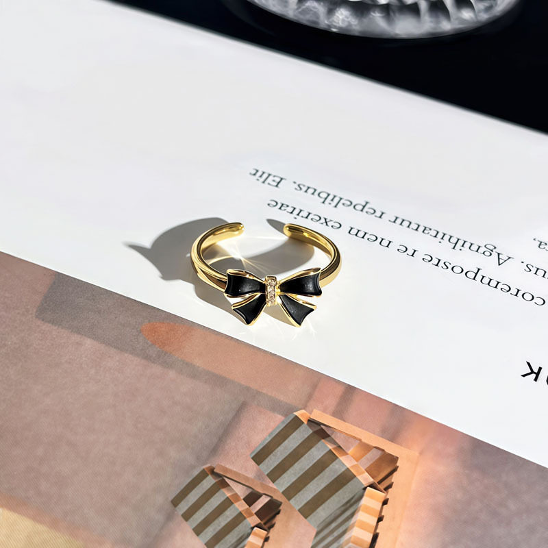 The script kills the past Liu Muchao's sweet souvenir black and white double ring cherry blossom and bow temperament ring gift