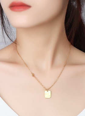 彩金方形字母项链新款女钛钢轻奢