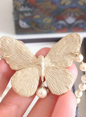 新款金色CD蝴蝶珍珠项链颈链女高级感轻奢法式小众设计轻奢锁骨链