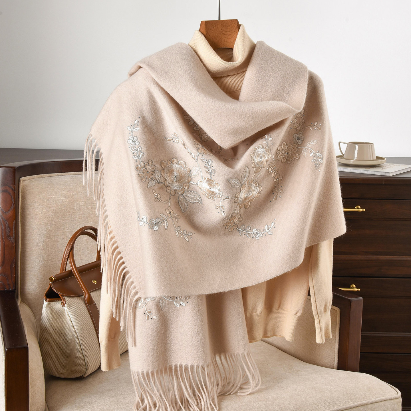 米色羊毛围巾披肩外搭烫钻刺绣披风送妈妈长辈实用礼物高档礼盒装,淘宝优惠券,粉丝福利购,淘宝优惠卷