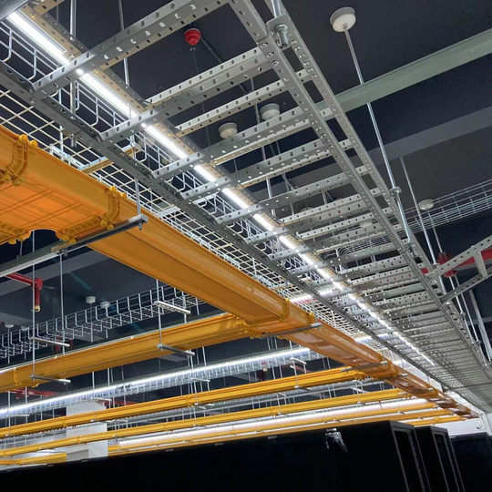 U-förmige Stahlkabelrinne, Kommunikationsgeräteraum, Stahlbrücke