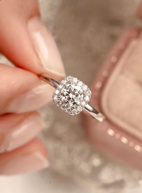 【光面方包】S925银镀18K白金莫桑钻AU750戒指女婚戒情侣戒指