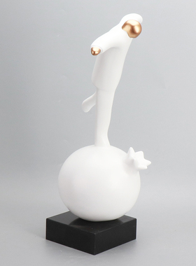 轻奢风艺术品会所样板间客厅桌面