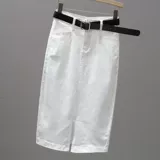 Длинная летняя белая эластичная приталенная джинсовая юбка, средней длины, с акцентом на бедрах