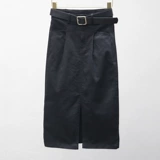 Длинная летняя белая эластичная приталенная джинсовая юбка, средней длины, с акцентом на бедрах