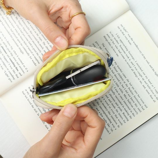 Multifunctional wear-resistant coin purse