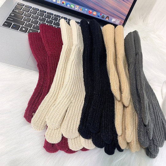 Student knitted long woolen gloves touch screen