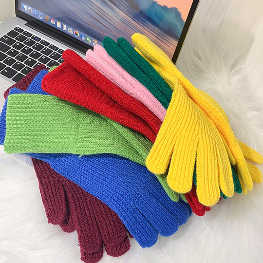 Student knitted long woolen gloves touch screen